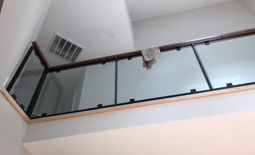 staircase-glass-railing-03